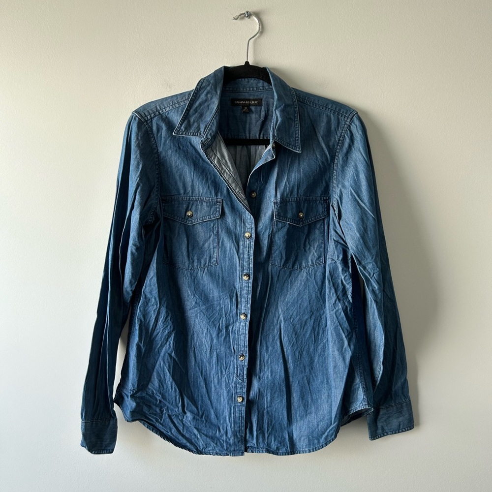 Banana Republic blue medium wash chambray shirt